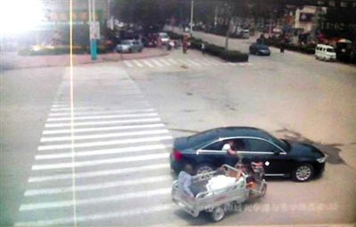 23日中午，陳母被突然噴毒。新京報(bào)記者 王瑞鋒 攝