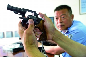 出發(fā)前,認真檢查槍械。