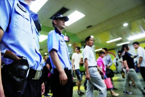 地鐵內,攜槍巡邏。