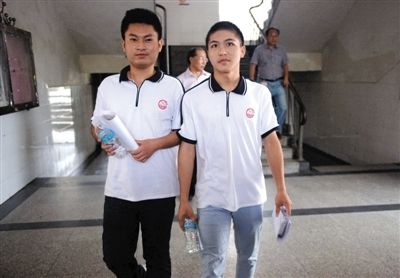 昨日下午5時,江西宜春“奪刀少年”柳艷兵和易政勇順利完成單獨高考,走出考場。