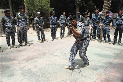 　5日，伊拉克巴格達(dá)，新招募的安全部隊(duì)成員進(jìn)行訓(xùn)練。