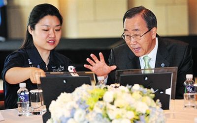 2008年7月，聯(lián)合國秘書長回到韓國時，特意會見李炤燕。