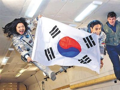 　2007年9月10日，李炤燕（左）在俄羅斯首都莫斯科接受零重力飛行訓(xùn)練。