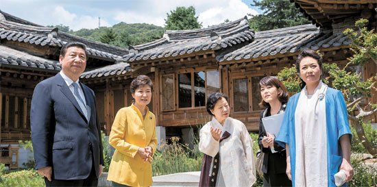 照片中左起分別是習(xí)近平、樸槿惠、家具博物館館長鄭美淑(音)、隨同翻譯、彭麗媛。