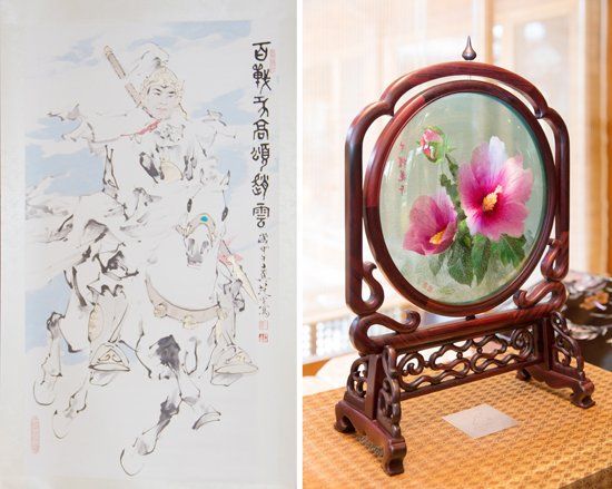 　當?shù)貢r間2014年7月4日，中國國家主席習(xí)近平向韓國總統(tǒng)樸槿惠贈送的趙云畫像（左）和木槿花玻璃工藝