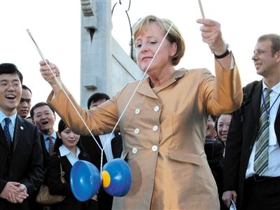 2007年8月27日，北京，默克爾正在玩扯鈴。