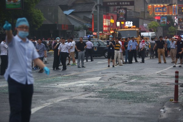 　圖為醫(yī)護人員到現(xiàn)場救援。