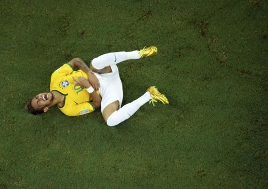 內(nèi)馬爾痛苦倒地 內(nèi)馬爾痛苦倒地