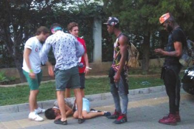 外籍男子路邊發(fā)現(xiàn)醉漢將其圍住。