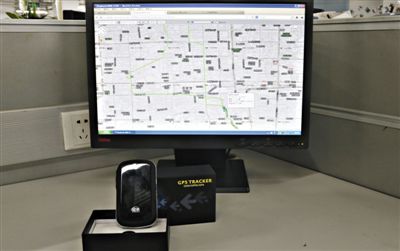 記者花近400元網(wǎng)購的定位監(jiān)聽器，能通過短信激活，進行實時監(jiān)聽。