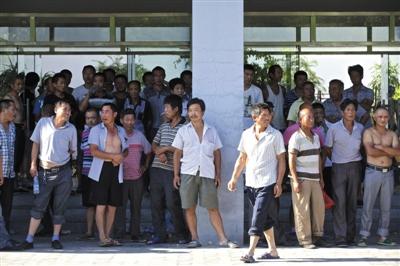 近200名農(nóng)民工為討薪辦公樓埋鍋?zhàn)鲲垏麻_(kāi)發(fā)商 近200名農(nóng)民工為討薪辦公樓埋鍋?zhàn)鲲垏麻_(kāi)發(fā)商