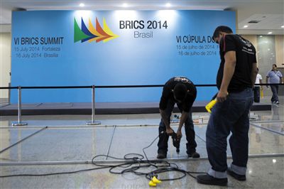 　13日，福塔萊薩的塞阿拉州會展中心，工作人員布置會場新聞發(fā)布廳。