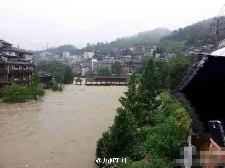 湖南鳳凰連降暴雨古城被淹 景區(qū)關閉全城停電 湖南鳳凰連降暴雨古城被淹 景區(qū)關閉全城停電