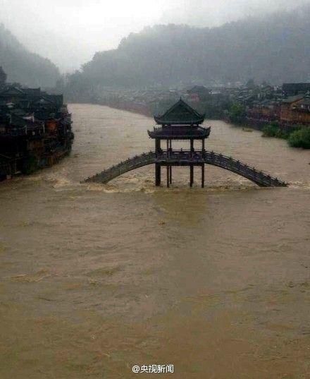 湖南鳳凰連降暴雨古城被淹 景區(qū)關閉全城停電 湖南鳳凰連降暴雨古城被淹 景區(qū)關閉全城停電