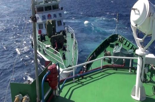 越南拍攝的中國(guó)?？樟α孔o(hù)衛(wèi)981鉆井平臺(tái)。