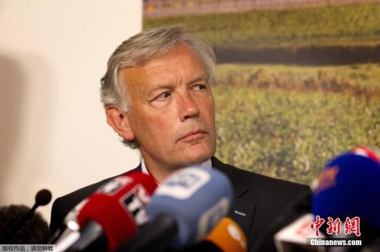 7月17日，在荷蘭阿姆斯特丹斯希普霍爾機(jī)場舉行的的新聞發(fā)布會上，馬航歐洲區(qū)負(fù)責(zé)人介紹情況。