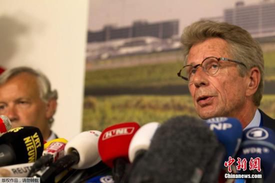 7月17日，在荷蘭阿姆斯特丹斯希普霍爾機(jī)場舉行的的新聞發(fā)布會上，馬航歐洲區(qū)負(fù)責(zé)人介紹情況。