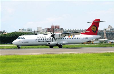 一架停在地面的臺灣復(fù)興航空ATR72型客機。昨日，一架高雄飛往馬公的復(fù)興航空ATR72-500型客機在澎湖發(fā)生緊急迫降意外，事故航班號GE222。新華社發(fā)