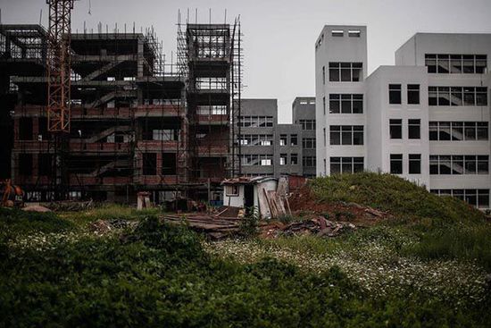 2014年7月11日，安徽省宿州市蕭縣，荒棄的政府新辦公樓前荒草一片。 澎湃新聞 楊一 圖