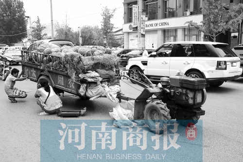 兩車相蹭后，小陳與妻子慌了神
