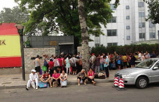 近百人聚集國(guó)家體育總局門口求見(jiàn)中央巡視組