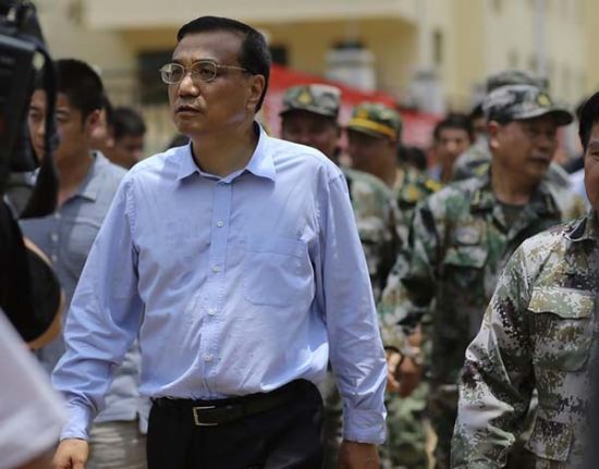 　8月4日，中共中央政治局常委，國(guó)務(wù)院總理李克強(qiáng)在云南魯?shù)榈卣馂?zāi)區(qū)察看災(zāi)情。