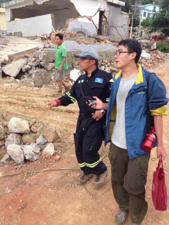 河南電臺新聞廣播記者朱奕名在魯甸地震災區(qū)采訪