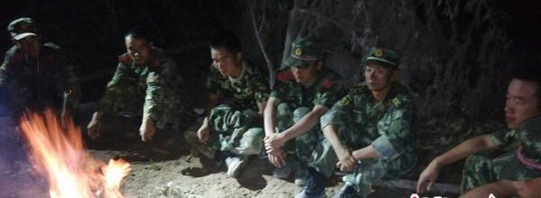 8月5日晚，受困官兵等待天亮以后的救援。