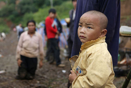 帳篷有限，尚有不少村民沒有地方躲雨。澎湃新聞 程藝輝 圖
