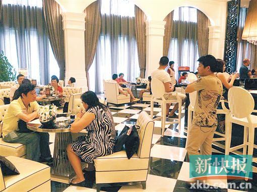 　昨天雖是工作日,但南海區(qū)某樓盤客流不少。