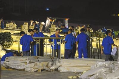 昨晚，工作人員正在為金水橋安裝金色護欄。京華時報記者潘之望攝