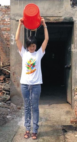 20日下午，央視主持人張泉靈參與“冰桶挑戰(zhàn)賽”。圖片來自微博