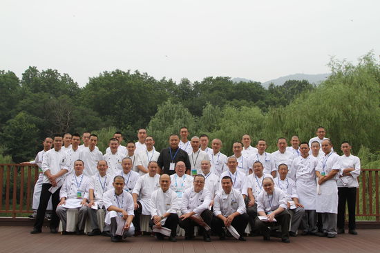 幾十位光頭廚師的大合照。 花惠生 供圖