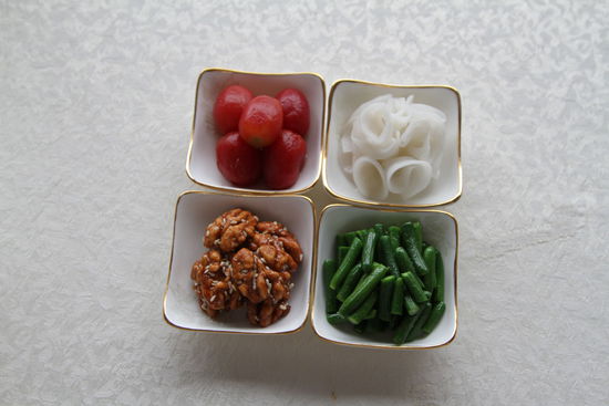 四調味：圣女果、蓮藕、核桃仁、小黃瓜。 花惠生 供圖