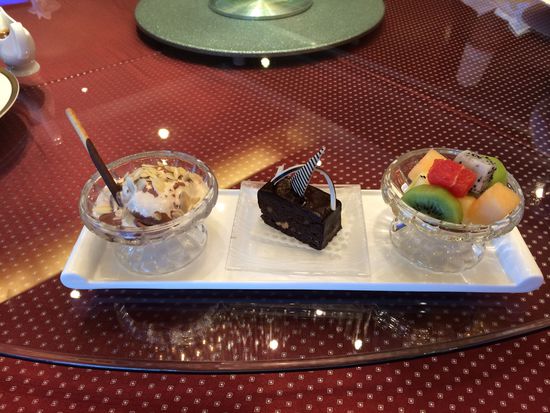 西點水果拼盤、巧克力布朗尼、冰淇淋。 花惠生