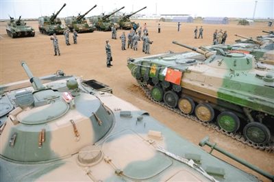 8月21日,在朱日和基地,中外參演部隊代表在裝備展覽交流活動現(xiàn)場參觀中國人民解放軍裝備。