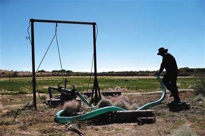 　布日古德起動(dòng)水泵，等了幾分鐘才有水上來(lái)，沒(méi)抽一會(huì)兒就沒(méi)水了，等一陣子才能繼續(xù)抽。