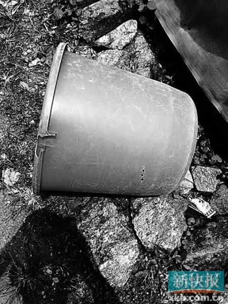 　　事發(fā)現(xiàn)場發(fā)現(xiàn)的彈孔。