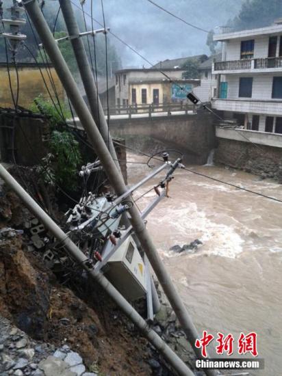 9日以來，陜西省鎮(zhèn)巴縣持續(xù)出現(xiàn)強秋淋天氣，21鎮(zhèn)不同程度受災(zāi)，電力、交通、移動通訊一度中斷。