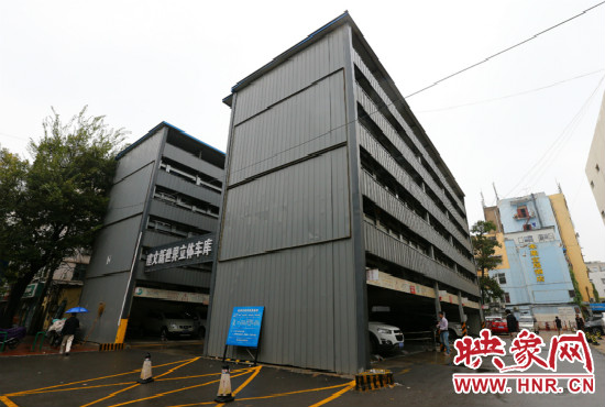 目前，市區(qū)內(nèi)的停車場數(shù)量還不能滿足廣大市民的需求。