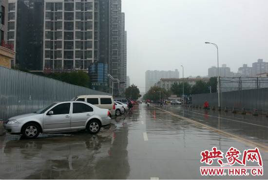 由于停車場分配不均，廣大私家車主選擇將車停在路邊。