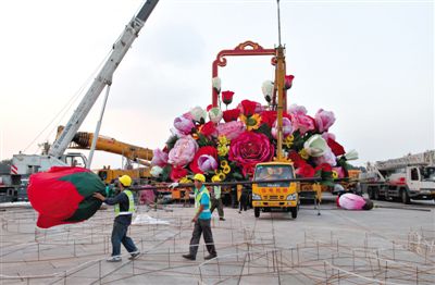 吊裝現(xiàn)場。昨晚，天安門立體主花壇“祝福祖國”完工，今天起供游人參觀。