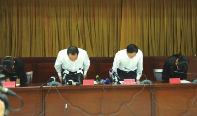 昆明通報明通小學(xué)踩踏事故原因，官員鞠躬致歉。圖/東方IC