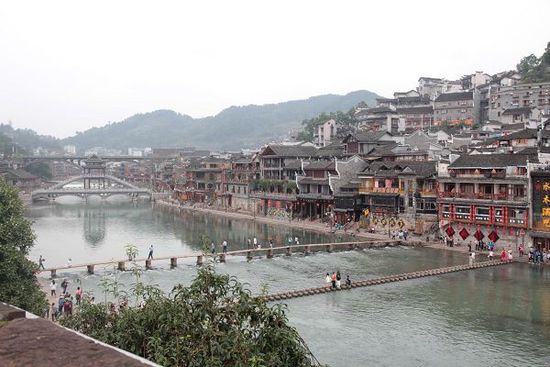 鳳凰古城以被吐槽七次高居最想吐槽榜榜首，而這七次吐槽全部來自在鳳凰古城隨機(jī)采訪的10名游客中。