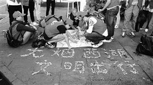 　志愿者用撿來(lái)的煙頭，拼起了“無(wú)煙西湖”圖案 通訊員供圖