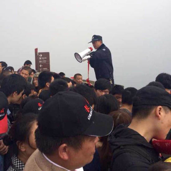 八達(dá)嶺長(zhǎng)城上保安在維持秩序。