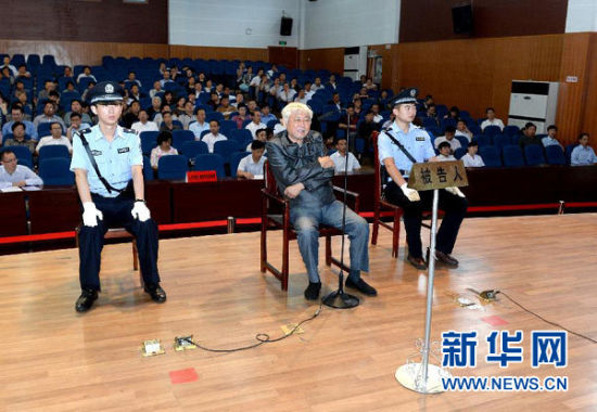 9月29日，方廣云在庭審現(xiàn)場。當(dāng)日，“合肥房叔”腐敗窩案核心人物方廣云在安徽省廬江縣出庭受審。 新華社記者 郭晨 攝