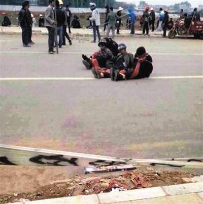 14日，沖突現(xiàn)場，幾名頭戴鋼盔的人被捆綁著。圖/東方IC