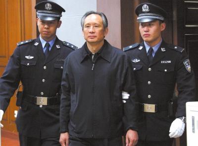 昨天，被告人張曙光在法庭上聽(tīng)取宣判。新華社發(fā)