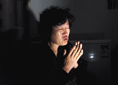 昨日,呼格吉勒?qǐng)D的媽媽尚愛云在內(nèi)蒙古呼市家中講述這些年來(lái)的上訪經(jīng)歷。本版圖片/新京報(bào)記者 郭鐵流